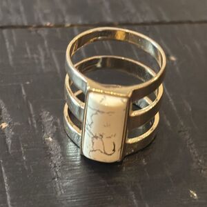 Howlite Boutique Fashion Faux Stone Gold Tone Cocktail Ring Size 9